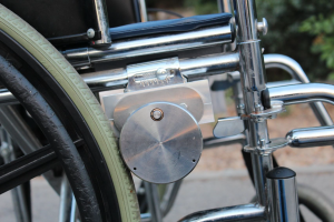 תמונה של הבלם האוטומטי על גלגל כיסא הגלגלים